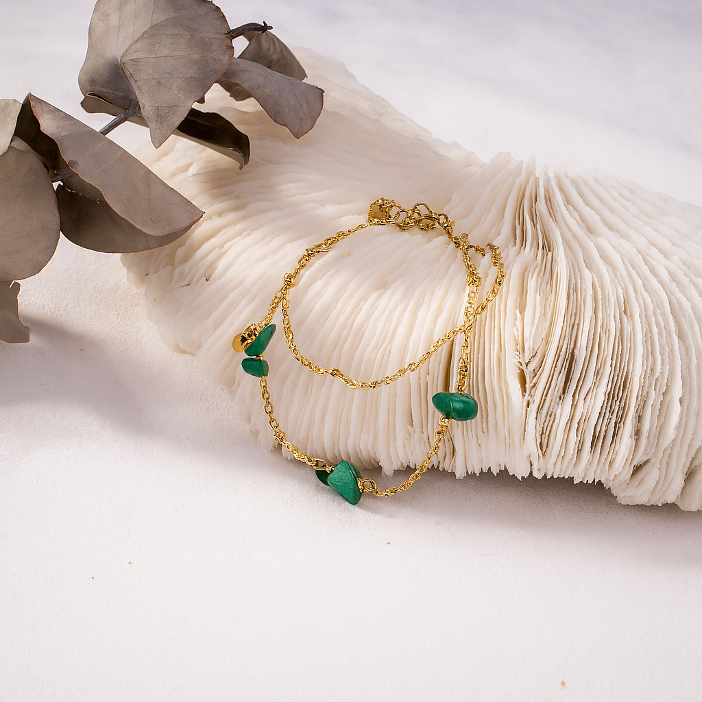 Goudkleurige armband met edelsteen accenten